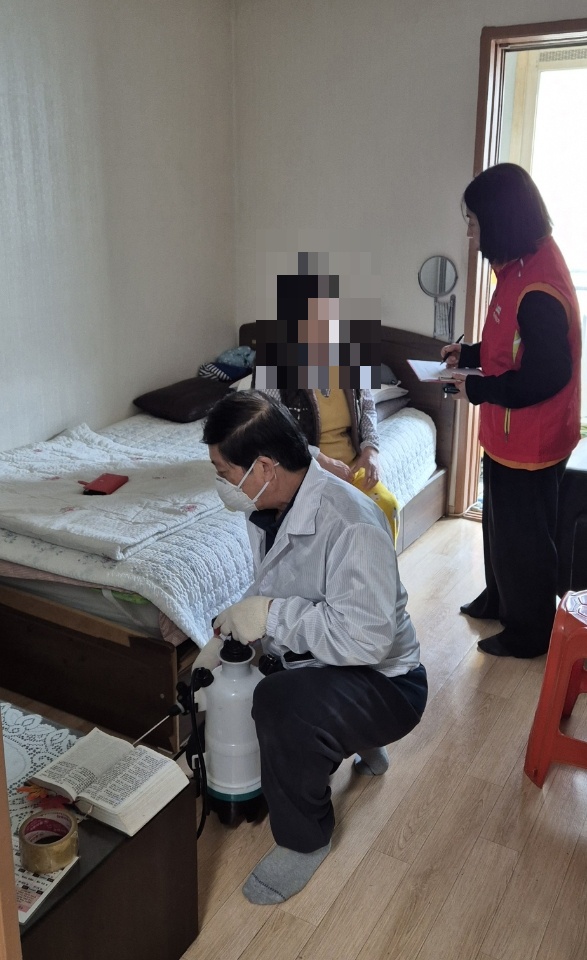 연수구 연수3동 지역사회보장협의체가 나우종합관리㈜와 함께 취약계층의 주거환경 개선을 위한 가가호호 홈클린 지원 사업을 올해 11월까지 진행한다